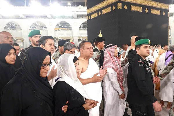 Jamaah melakukan tawaf di Ka'bah, Masjidil Haram, Makkah