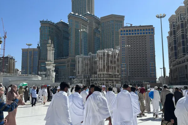 Menara jam Abraj Al Bait dan hotel di sekitar Masjidil Haram