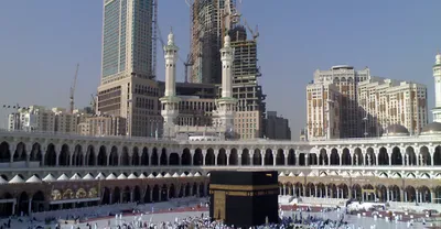 Masjidil Haram di Makkah dengan hotel-hotel di sekitarnya
