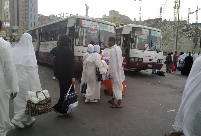 Rombongan jamaah berpindah dengan bus selama perjalanan di Arab Saudi