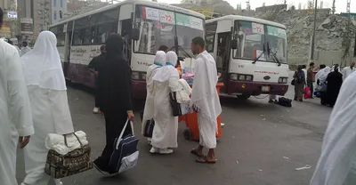 Jamaah haji naik bus menuju Mina untuk memulai ritual land arrangement