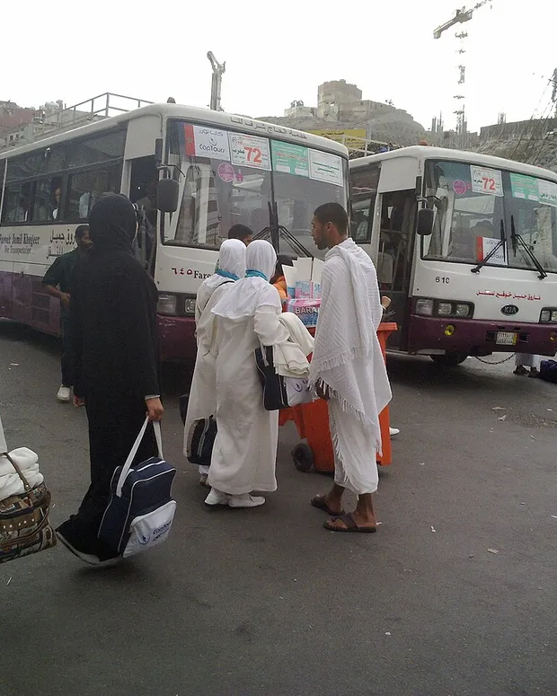 Rombongan jamaah menaiki bus untuk kebutuhan transportasi di Arab Saudi