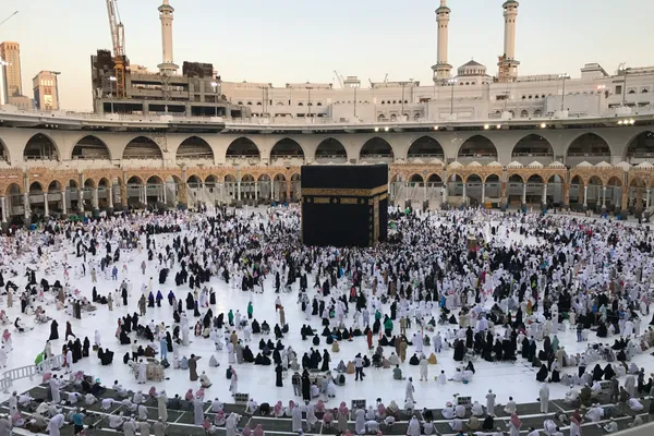 Umat muslim beribadah di Masjidil Haram, Makkah